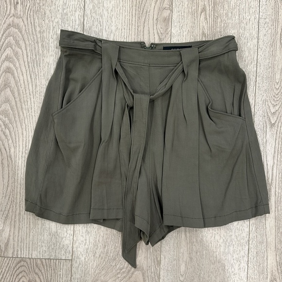 Pleaded Olive shorts - Picture 11 of 11